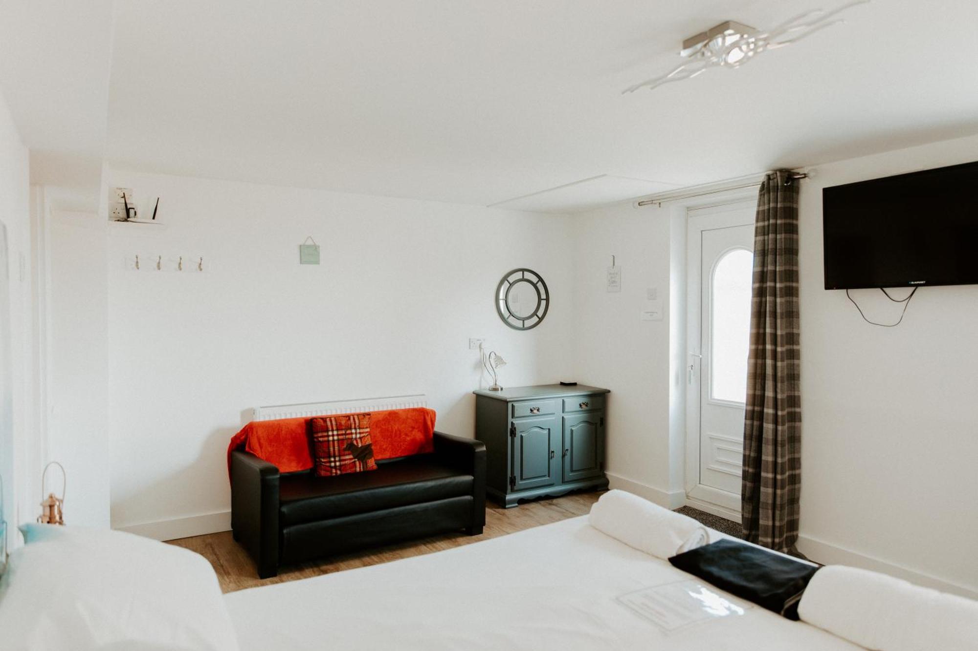 Upside Down House - Sleeps Up To 6 Guests - Great For Family And Friends Gatherings,Corporate Events ,Near Sherwood Forest At Fairview Farm In Nottingham Set In 88 Acres Esterno foto