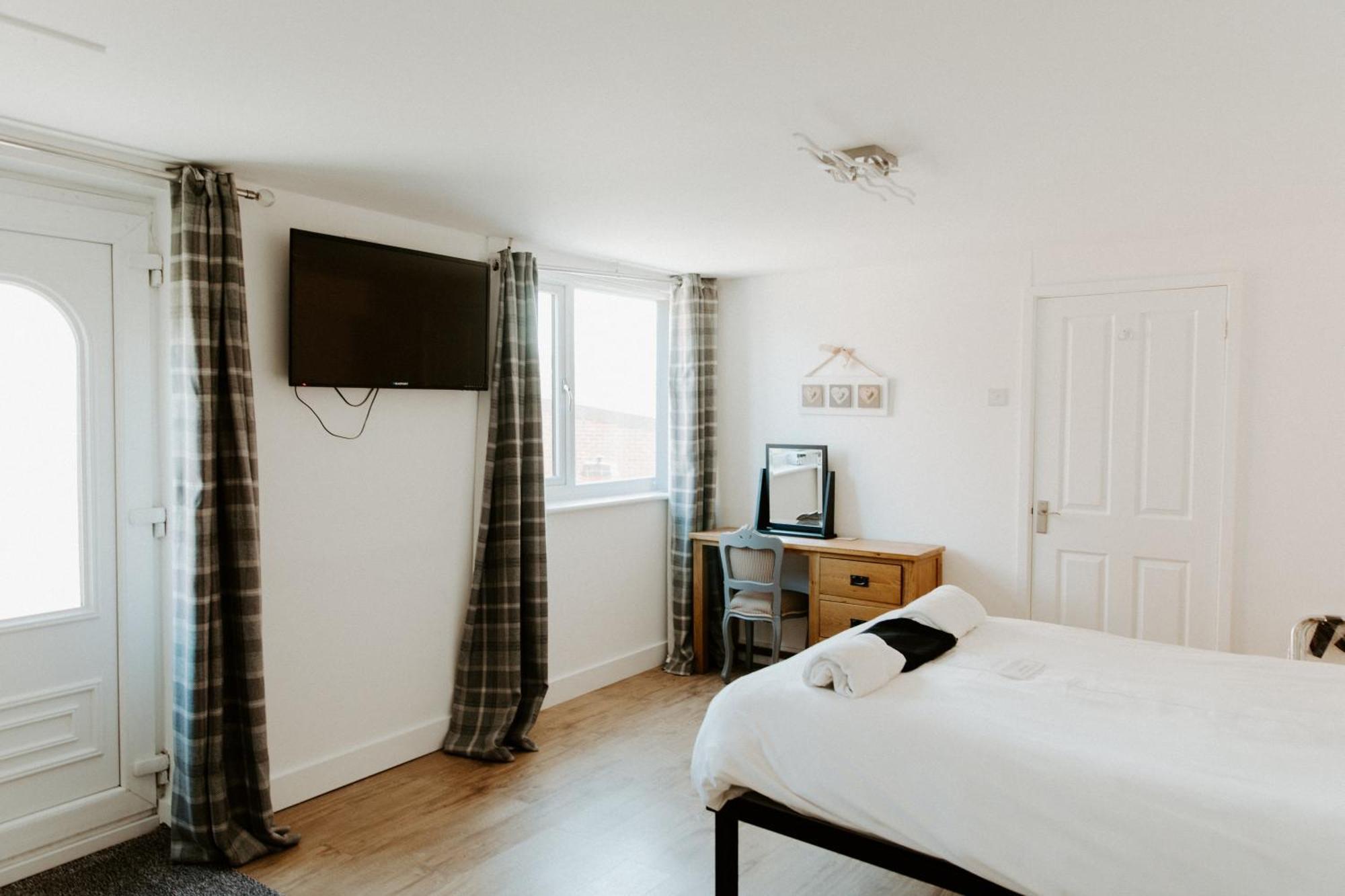 Upside Down House - Sleeps Up To 6 Guests - Great For Family And Friends Gatherings,Corporate Events ,Near Sherwood Forest At Fairview Farm In Nottingham Set In 88 Acres Esterno foto
