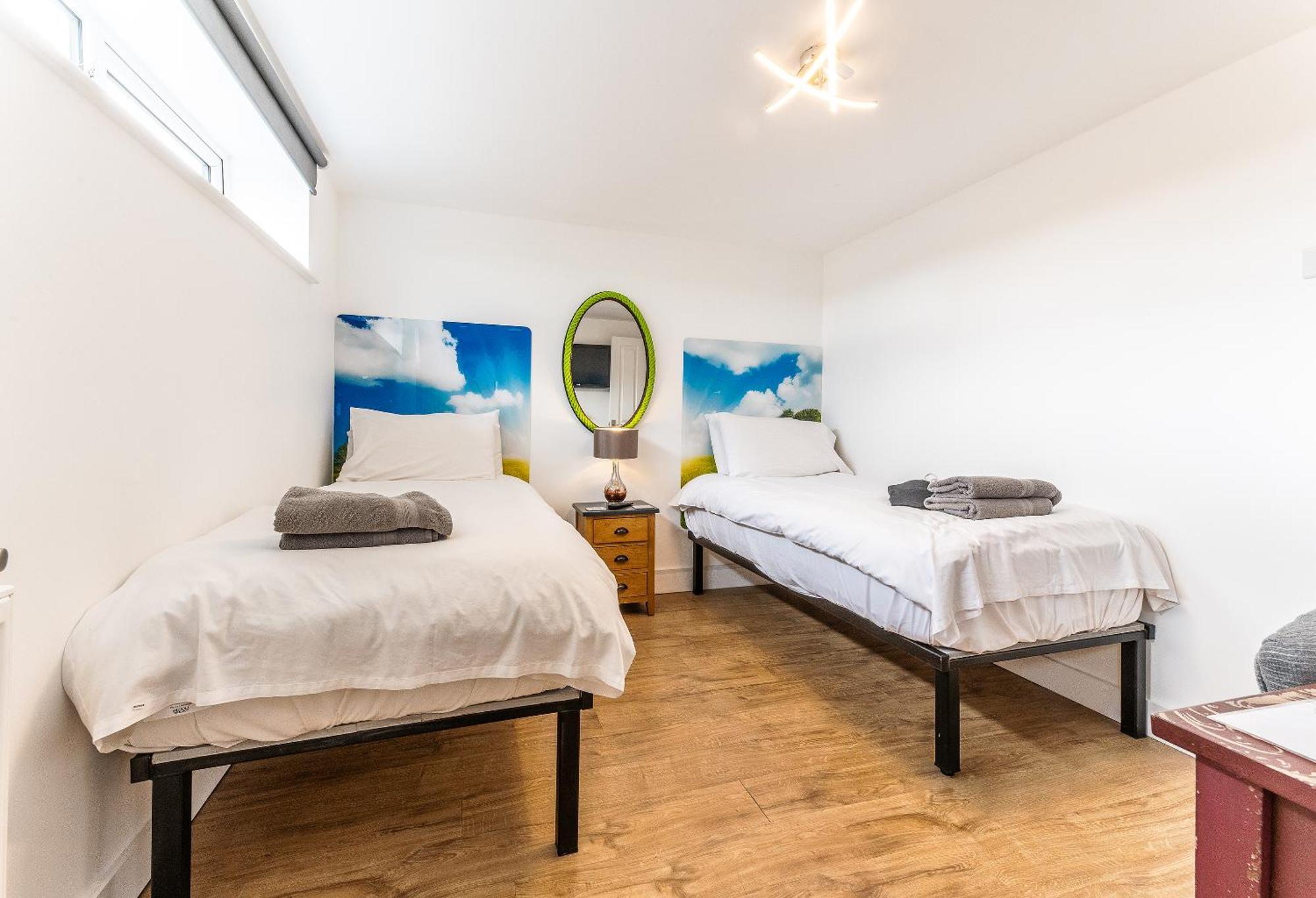 Upside Down House - Sleeps Up To 6 Guests - Great For Family And Friends Gatherings,Corporate Events ,Near Sherwood Forest At Fairview Farm In Nottingham Set In 88 Acres Esterno foto
