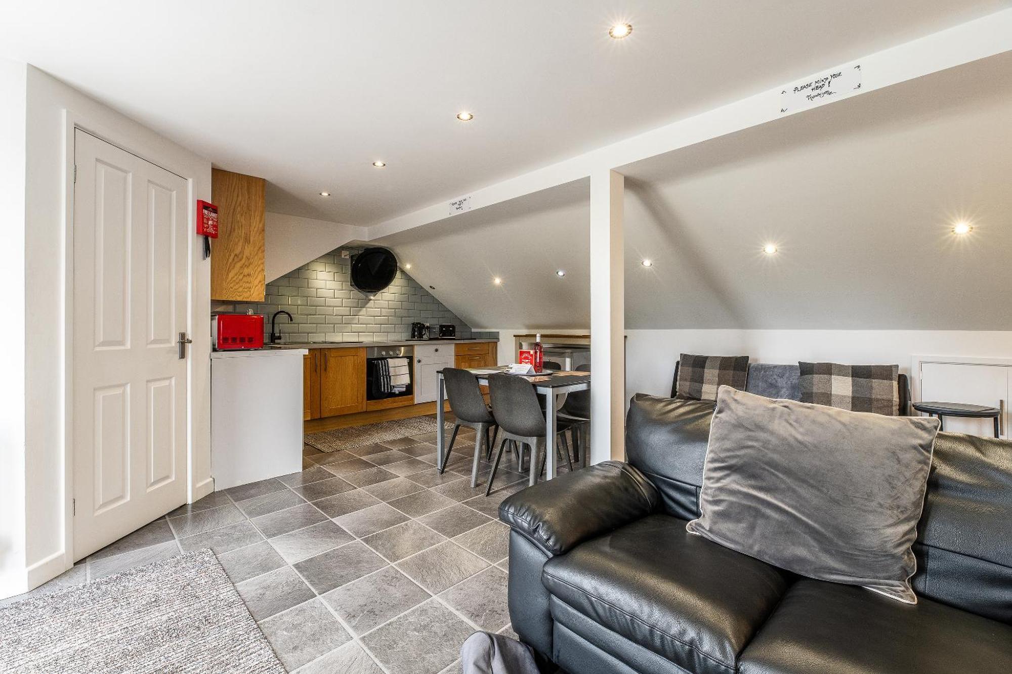 Upside Down House - Sleeps Up To 6 Guests - Great For Family And Friends Gatherings,Corporate Events ,Near Sherwood Forest At Fairview Farm In Nottingham Set In 88 Acres Esterno foto