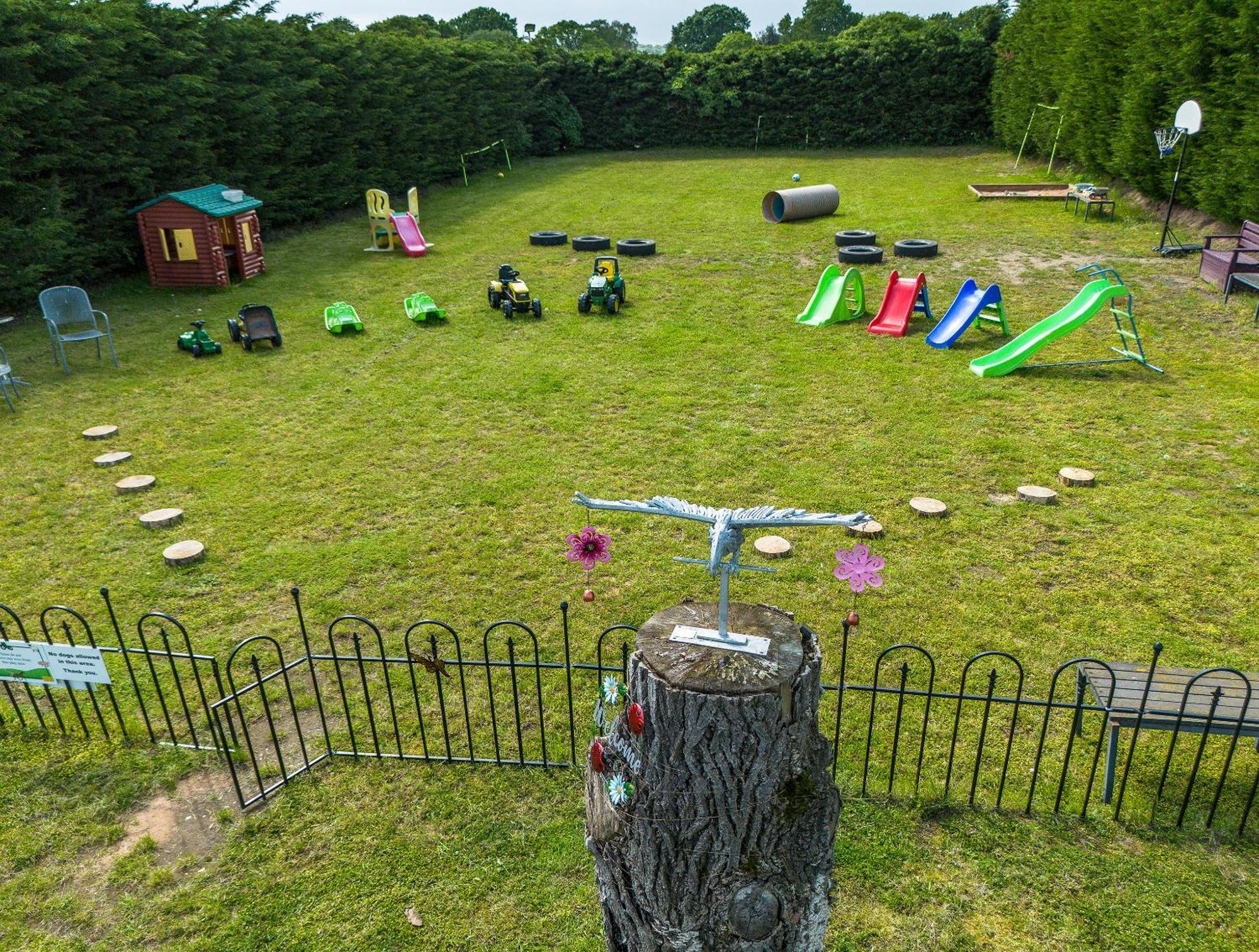 Upside Down House - Sleeps Up To 6 Guests - Great For Family And Friends Gatherings,Corporate Events ,Near Sherwood Forest At Fairview Farm In Nottingham Set In 88 Acres Esterno foto