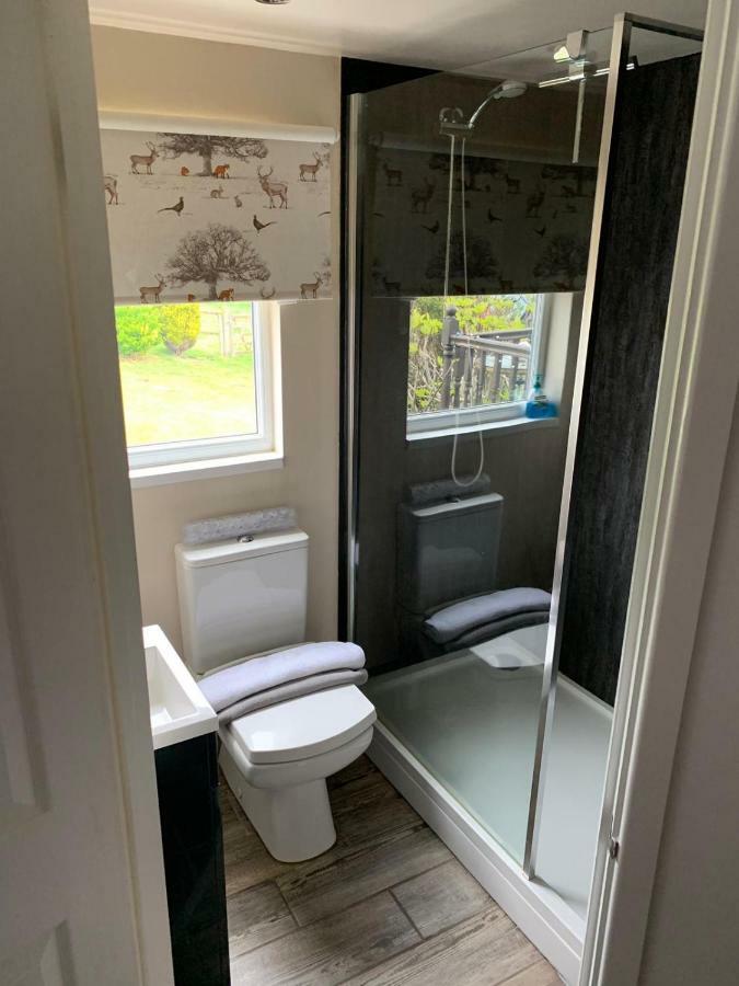 Upside Down House - Sleeps Up To 6 Guests - Great For Family And Friends Gatherings,Corporate Events ,Near Sherwood Forest At Fairview Farm In Nottingham Set In 88 Acres Esterno foto