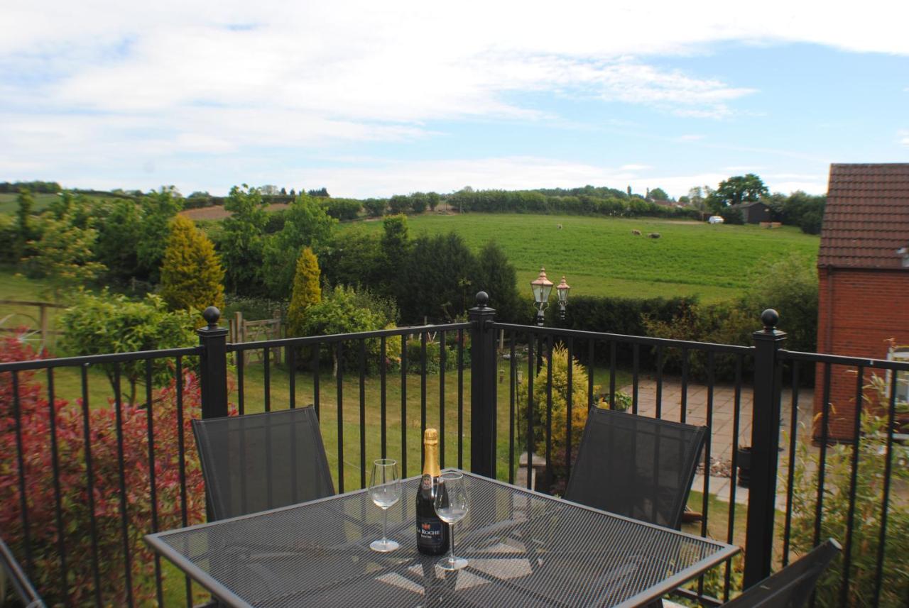 Upside Down House - Sleeps Up To 6 Guests - Great For Family And Friends Gatherings,Corporate Events ,Near Sherwood Forest At Fairview Farm In Nottingham Set In 88 Acres Esterno foto