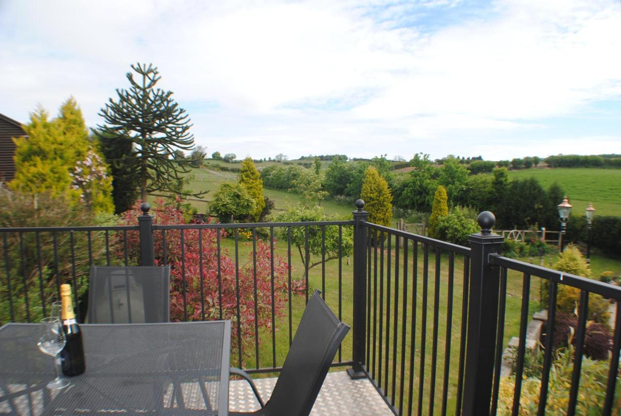 Upside Down House - Sleeps Up To 6 Guests - Great For Family And Friends Gatherings,Corporate Events ,Near Sherwood Forest At Fairview Farm In Nottingham Set In 88 Acres Esterno foto